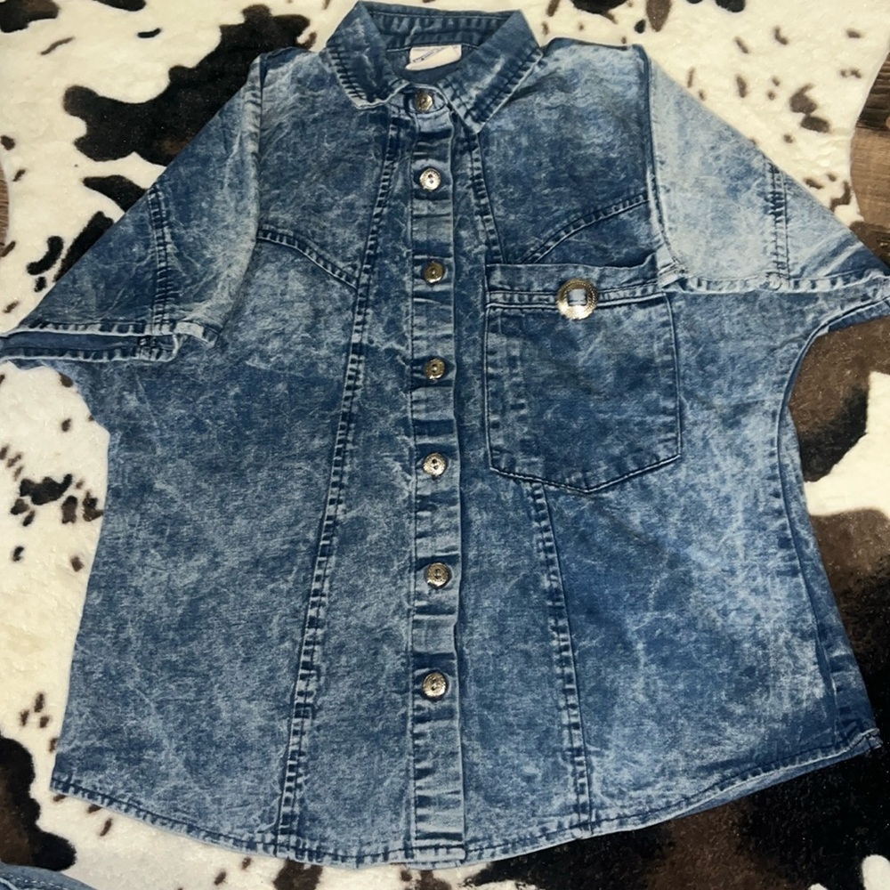 🚨‼️WOMENS XS-S DISTRESSED DENIM BUTTON UP‼️🚨